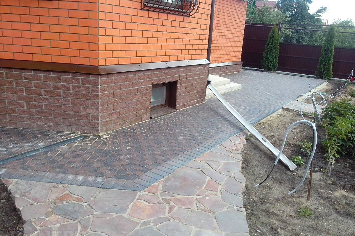 Укладка отмостки из брусчатки