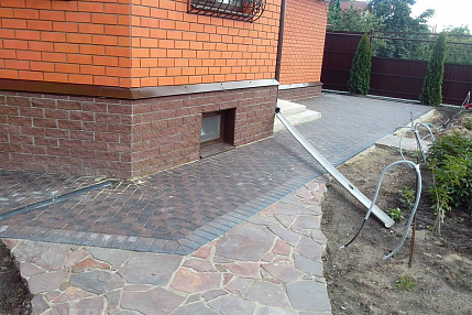 Укладка отмостки из брусчатки